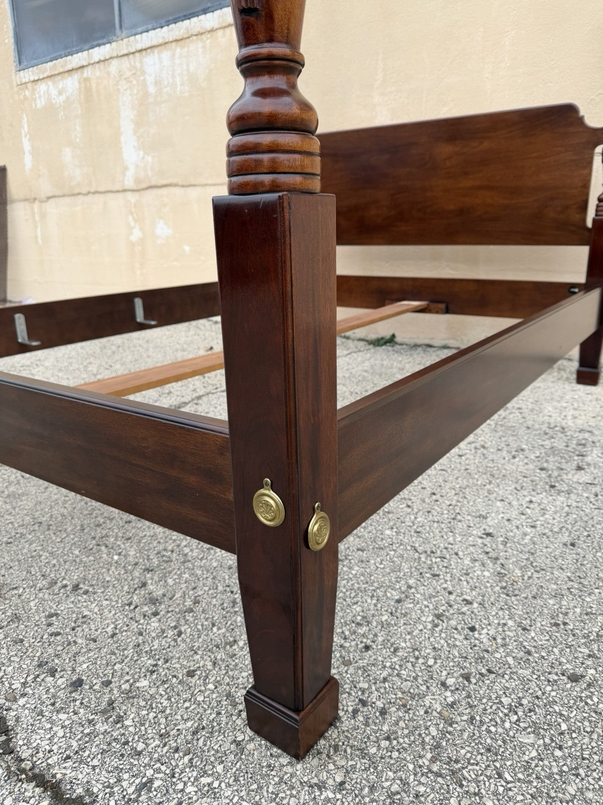 Henredon Georgian Chippendale Mahogany Queen Size Tall Carved Finial Poster Bed