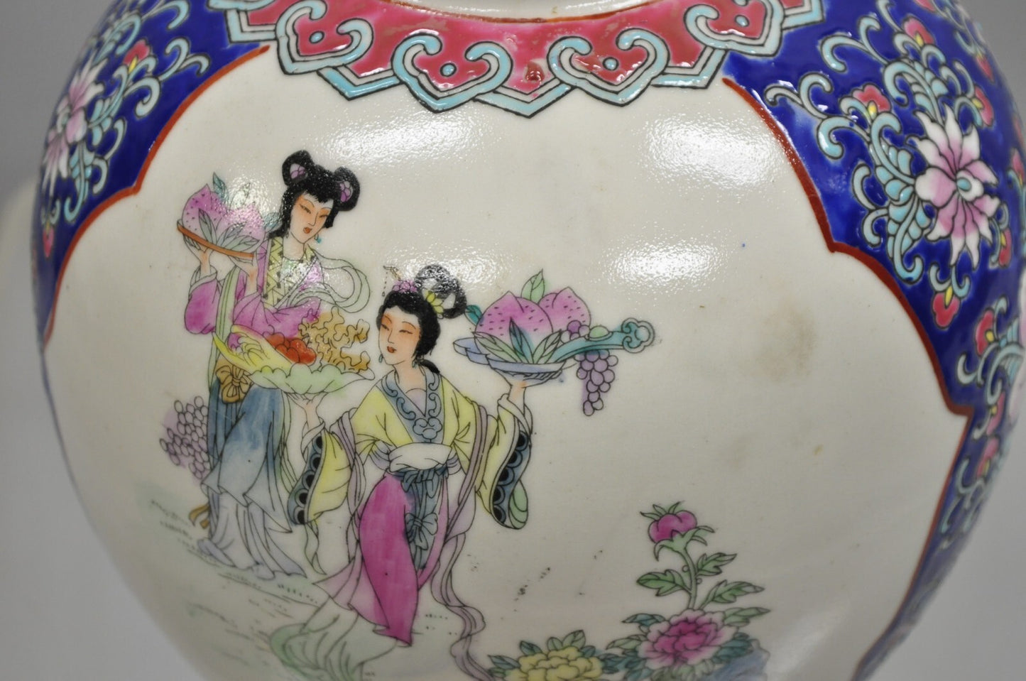 Vintage Chinese Ceramic Porcelain Oriental 9" Bulbous Jardiniere Vase w/ Figures