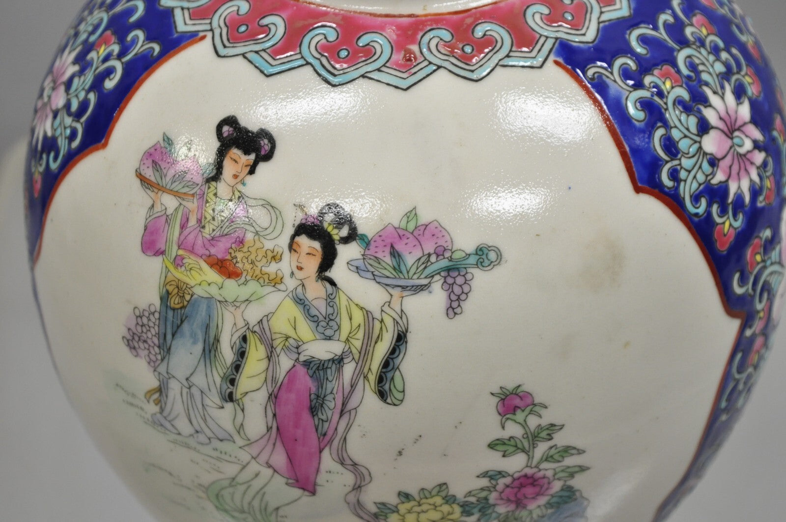 Vintage Chinese Ceramic Porcelain Oriental 9" Bulbous Jardiniere Vase w/ Figures