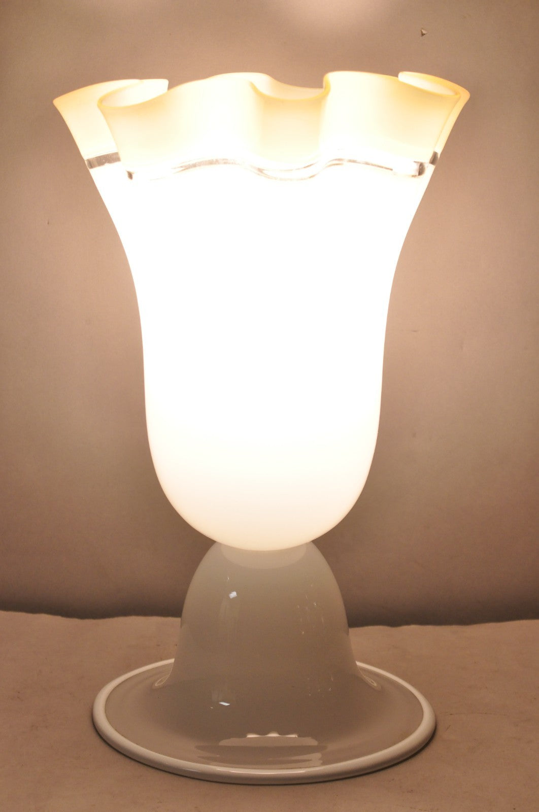 Vintage Italian Murano Mid Century Modern White Glass Handkerchief Table Lamp