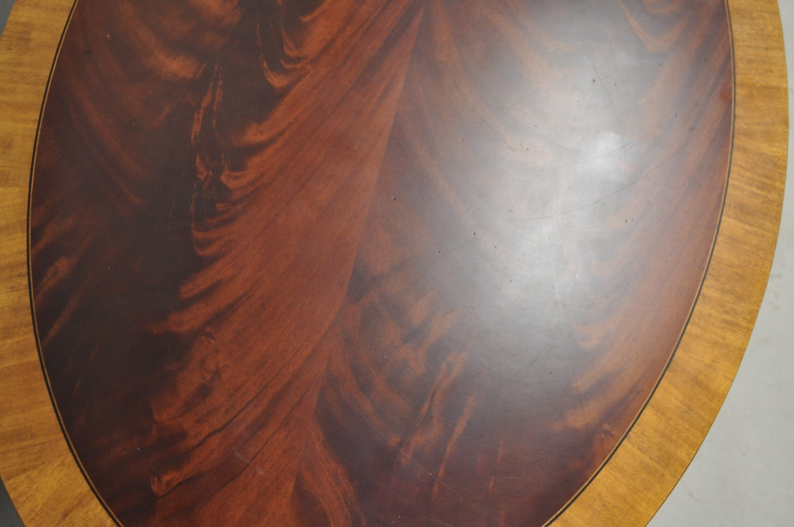 Ethan Allen Newport Collection Banded Mahogany Oval Duncan Phyfe Coffee Table