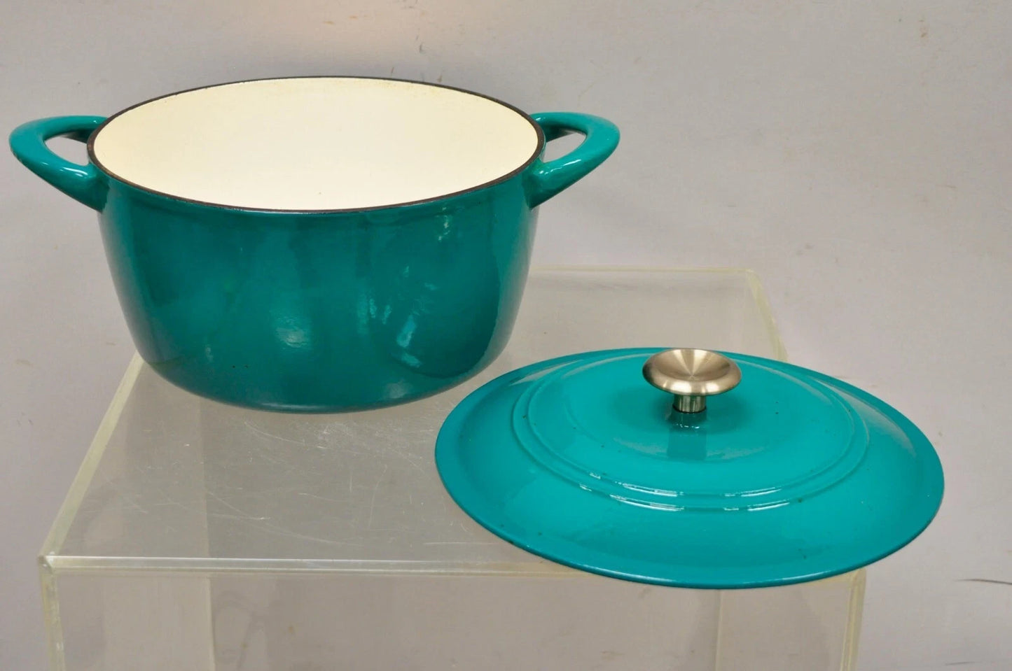 Mid Century Modern Style Green Cast Iron Dutch Oven 6.5 Qt 6.2 L Pot with Lid