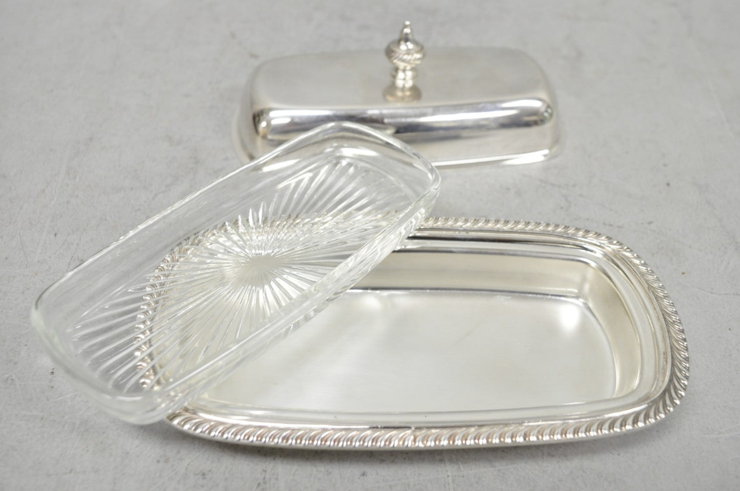 Vintage Oneida Silver Plated Covered Butter Dish w/ Glass Liner (A)