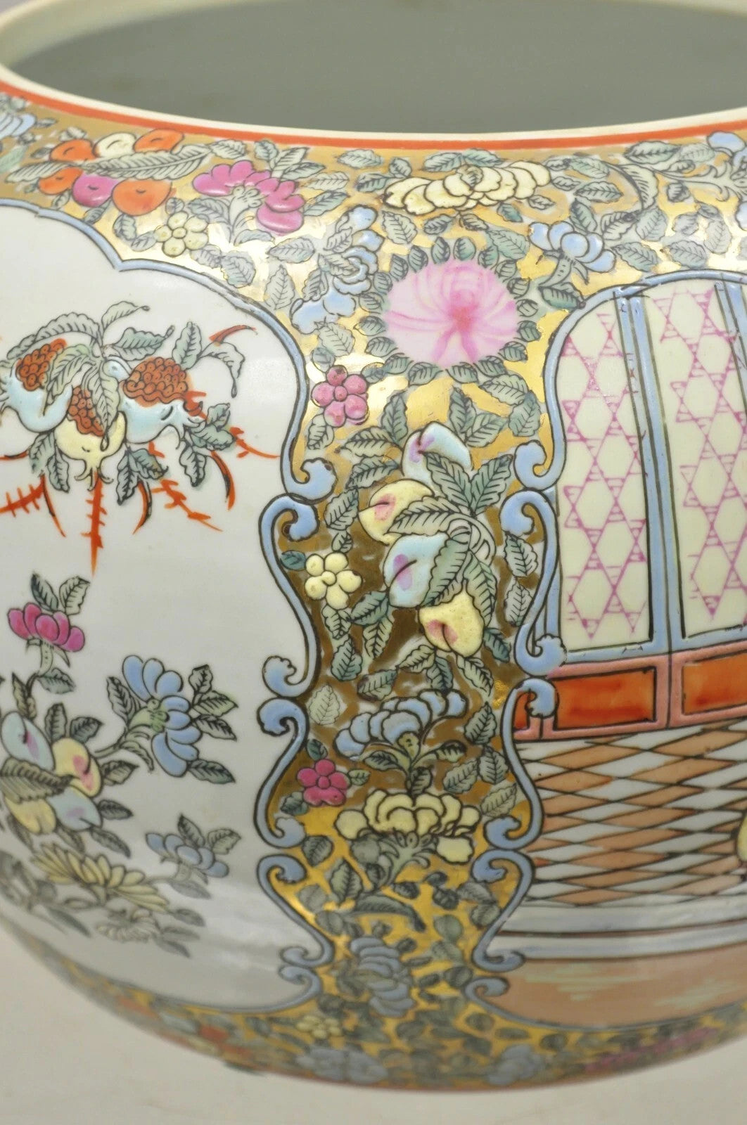 Vintage Chinese Export Porcelain Bulbous Cachepot Vase with Figural Scenes