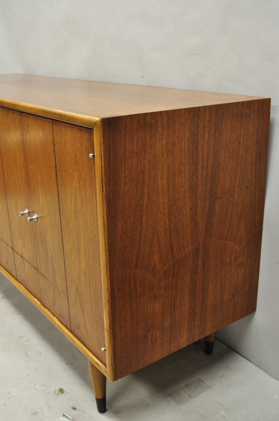 Vintage Lane Acclaim Mid Century Modern Walnut Dovetail Buffet Credenza Cabinet