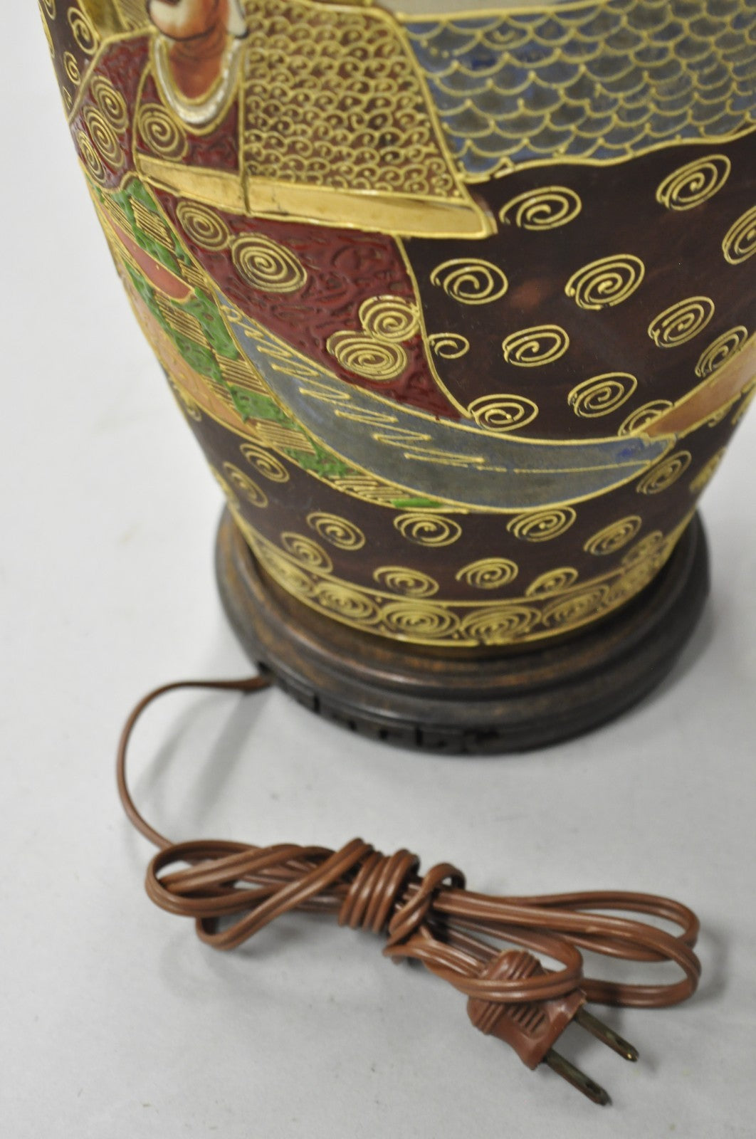 Vintage Japanese Oriental Porcelain Satsuma Vase Gold Gilt Figural Table Lamp