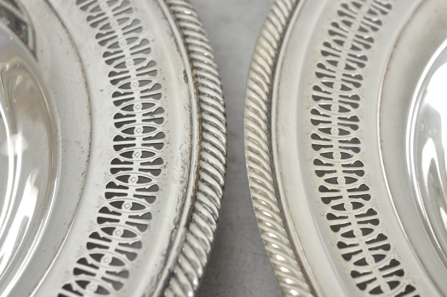 Vintage WM Rogers 835 Silver Plated Round Collection Plate Serving Dish - a Pair