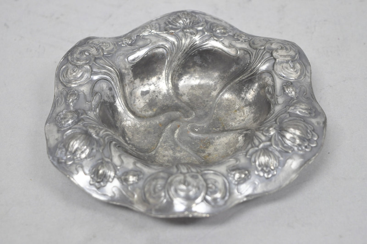 Antique Homan Silver Plated Art Nouveau Round Scalloped Floral Repousse Nut Dish