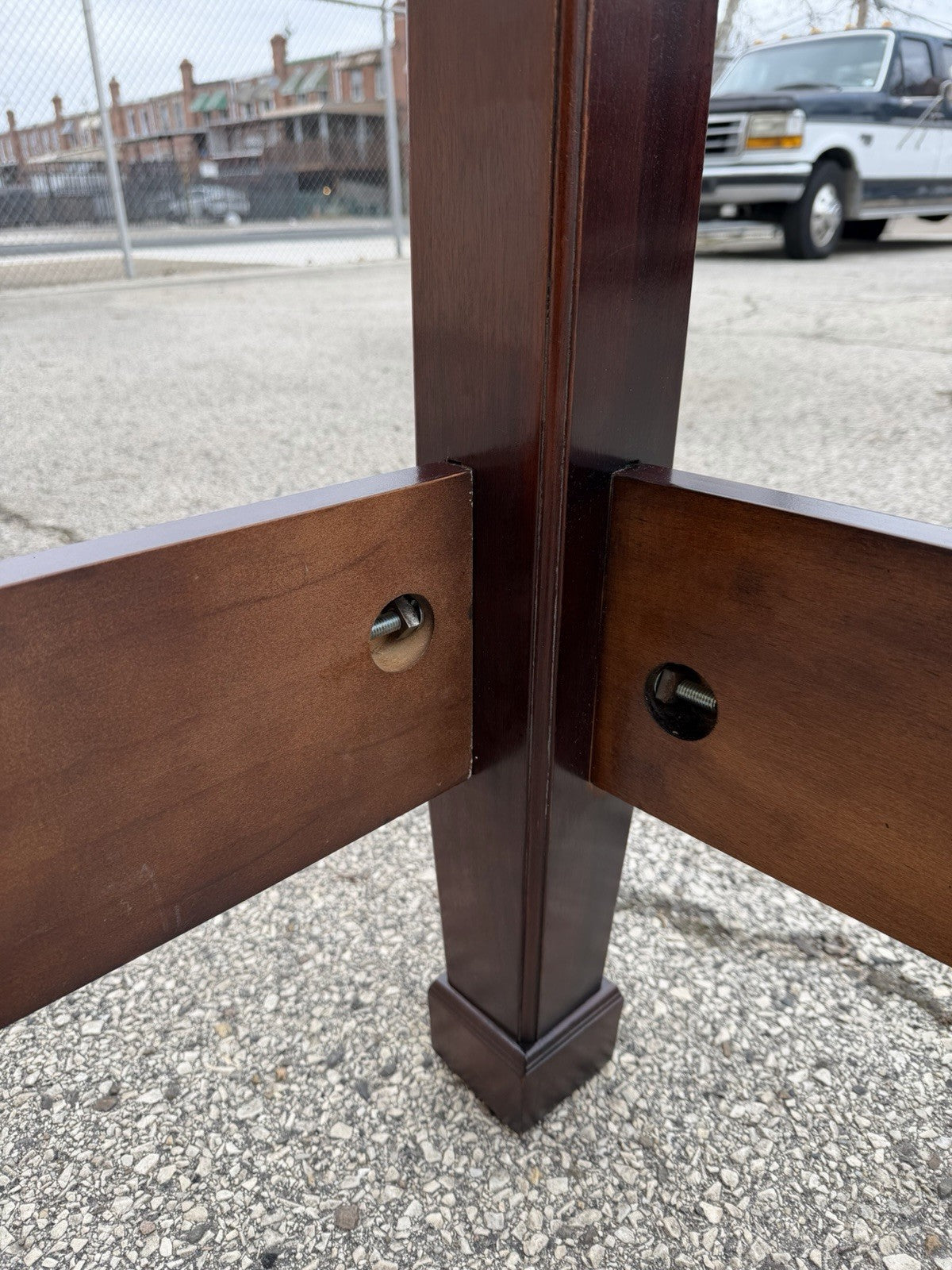 Henredon Georgian Chippendale Mahogany Queen Size Tall Carved Finial Poster Bed