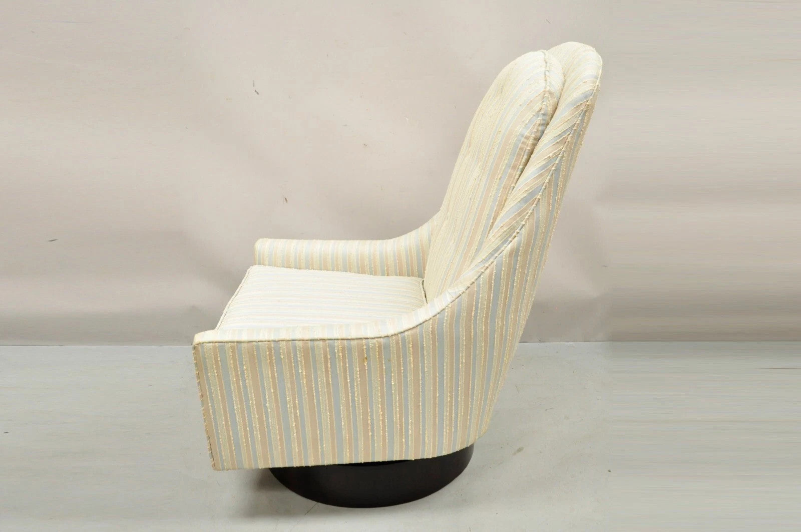 Mid Century Modern Milo Baughman Style Wooden Swivel Base Club Lounge Chair