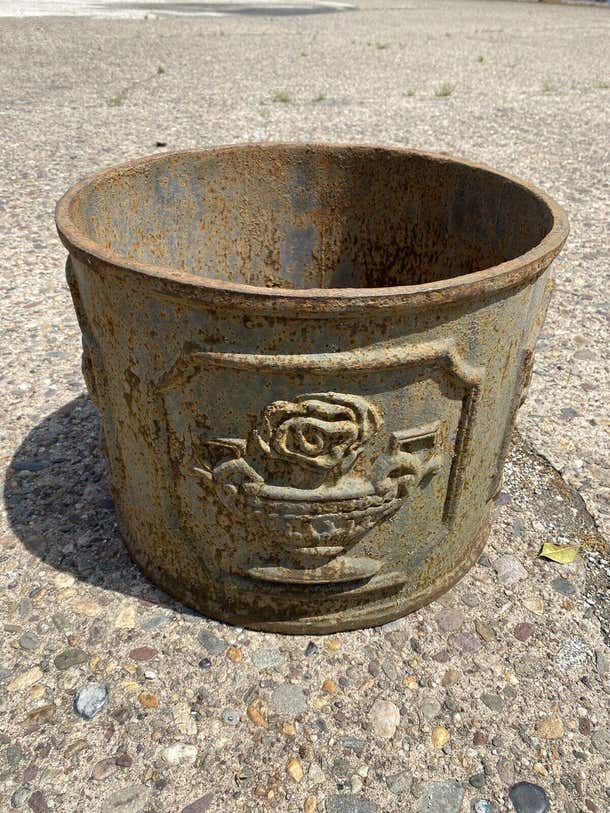 Cast Iron French Classical Style Round Urn Design Outdoor Garden Planter Pot