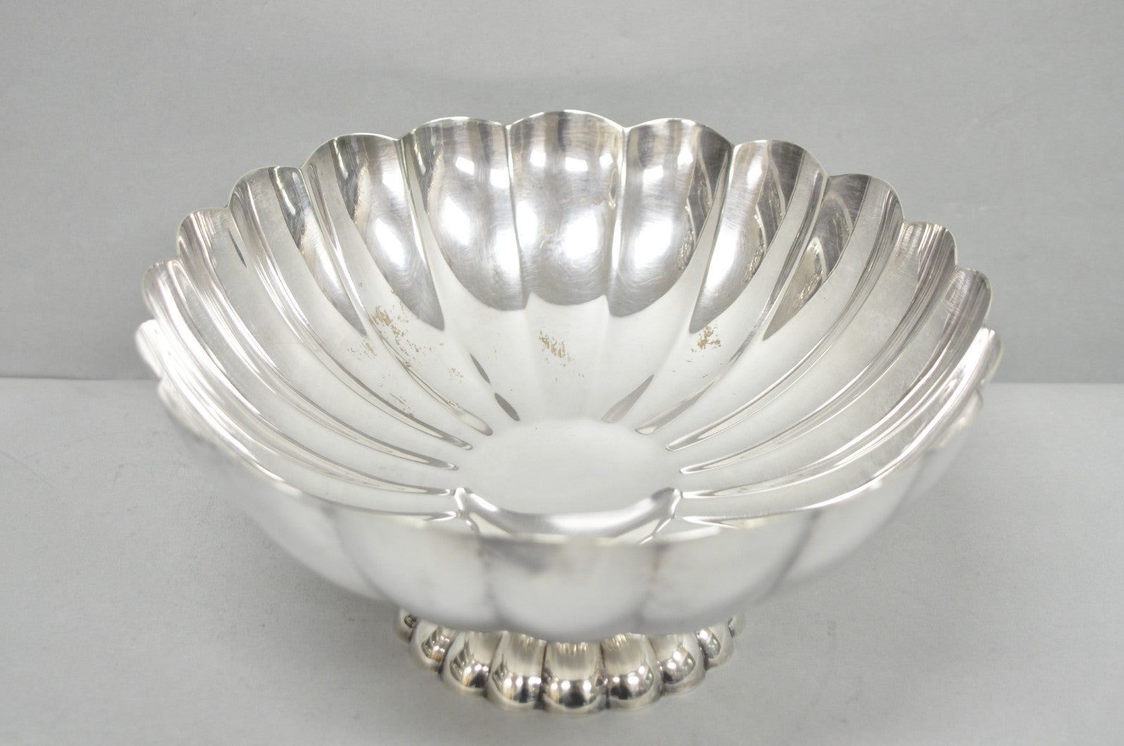 Vintage Reed & Barton Modern Silver Plated Oval Scalloped Pedestal Fruit Bowl