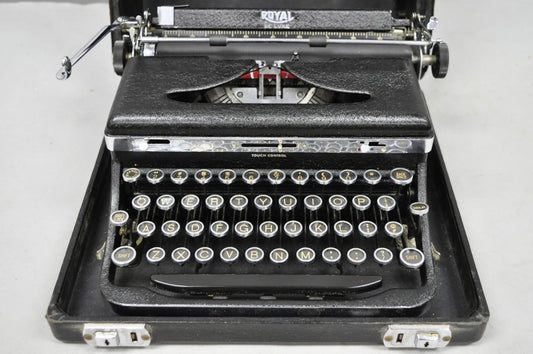 Vintage Royal De Luxe Deluxe Touch Control Manual Typewriter with Carrying Case