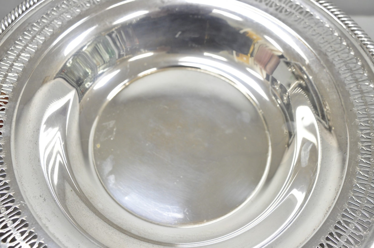 Vintage WM Rogers 835 Silver Plated Round Collection Plate Serving Dish - a Pair