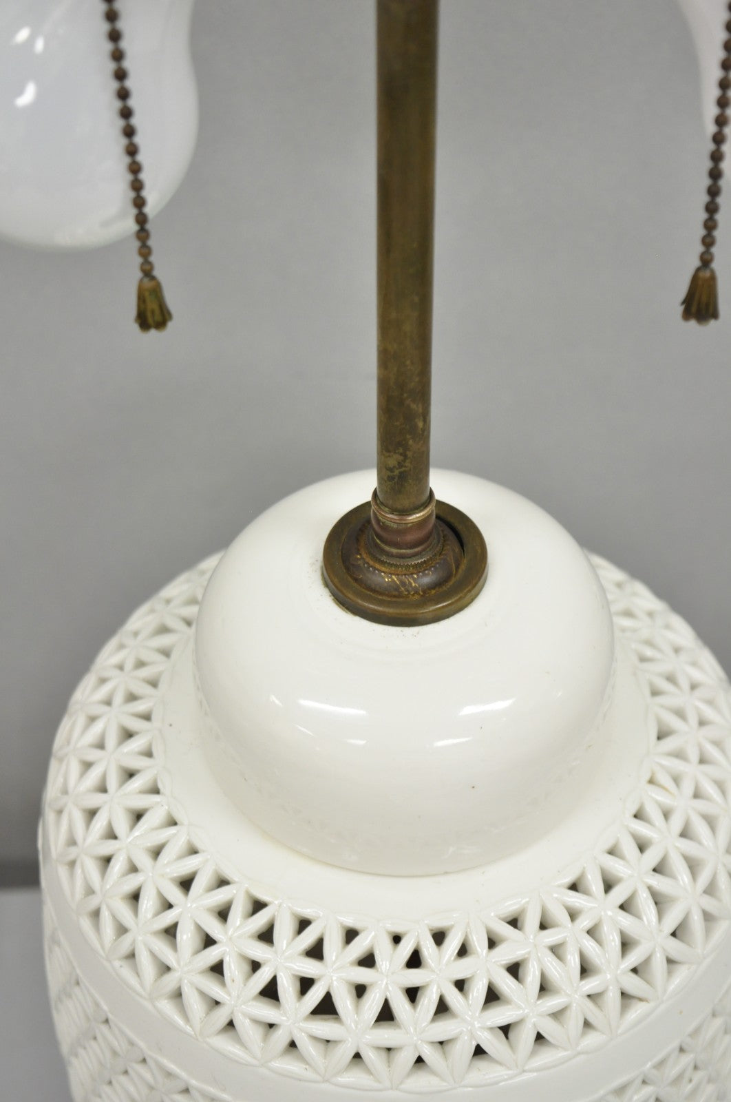 Chinosierie Blanc de Chine White Porcelain Oriental Ginger Jar Table Lamp