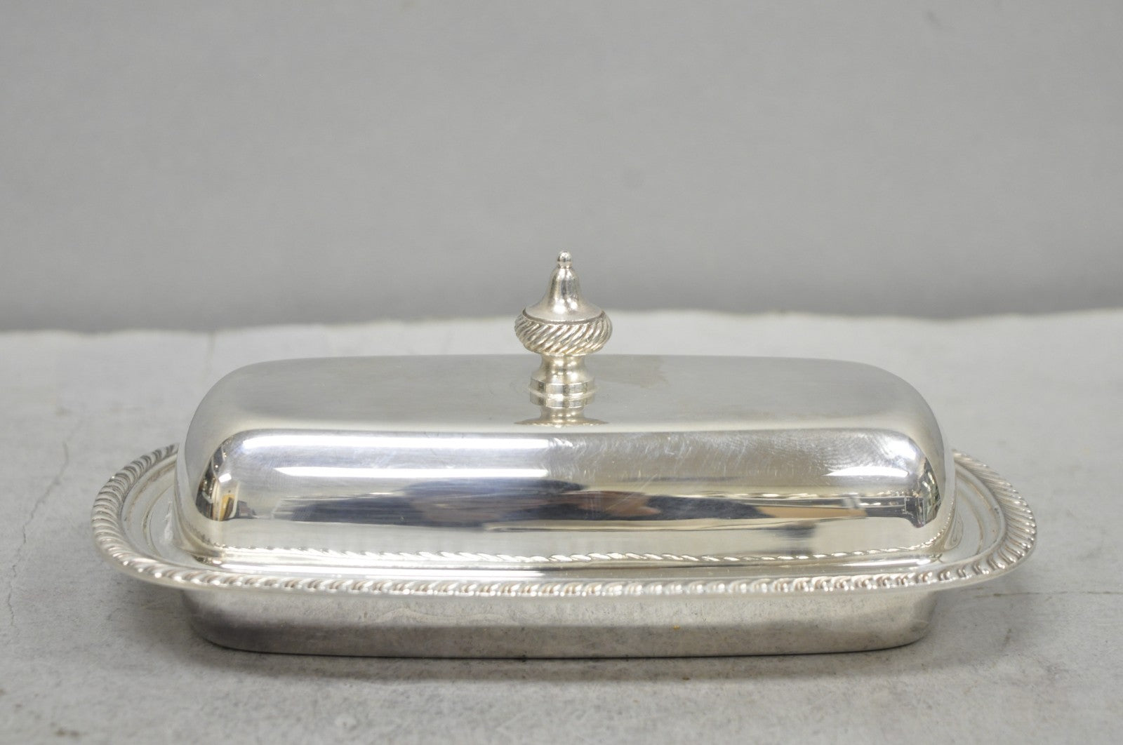 Vintage Oneida Silver Plated Covered Butter Dish w/ Glass Liner (A)