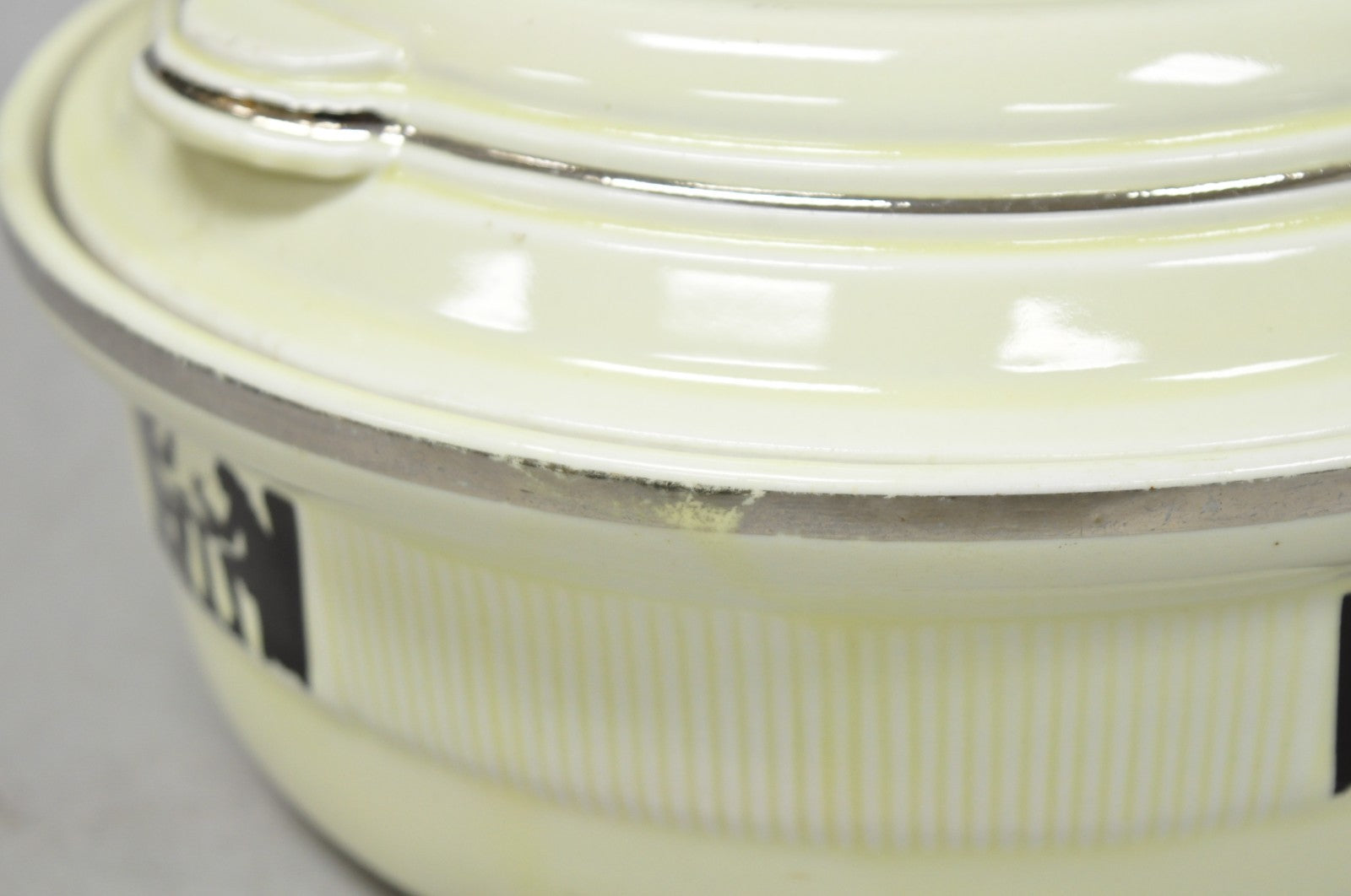 Vintage Hall's China Tavern Silhouette Medallion Traditional Casserole Dish Bowl