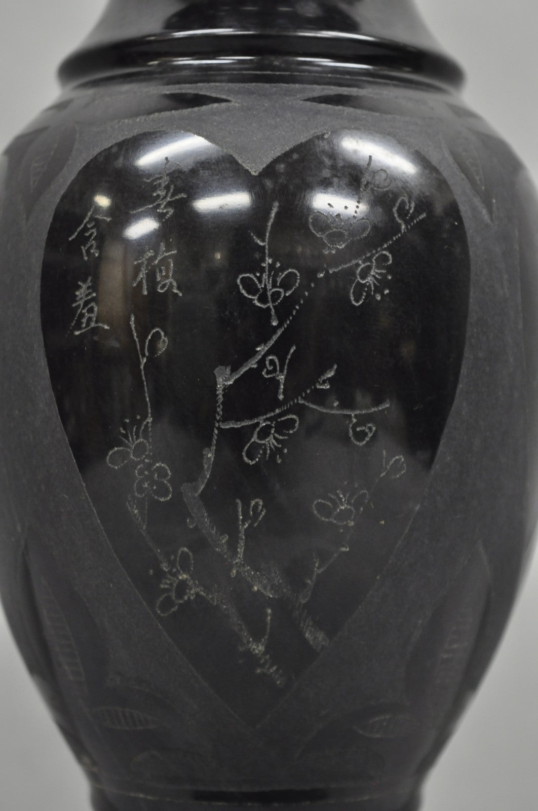 Vintage Carved Black Marble Small Oriental Urn Chinese Chinoiserie Table Lamp