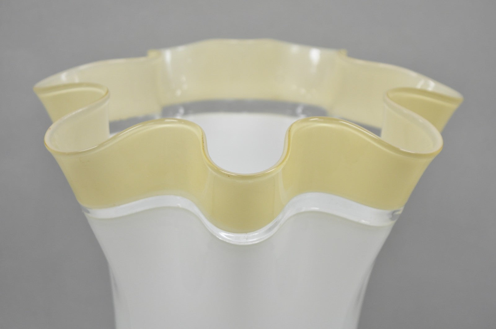 Vintage Italian Murano Mid Century Modern White Glass Handkerchief Table Lamp