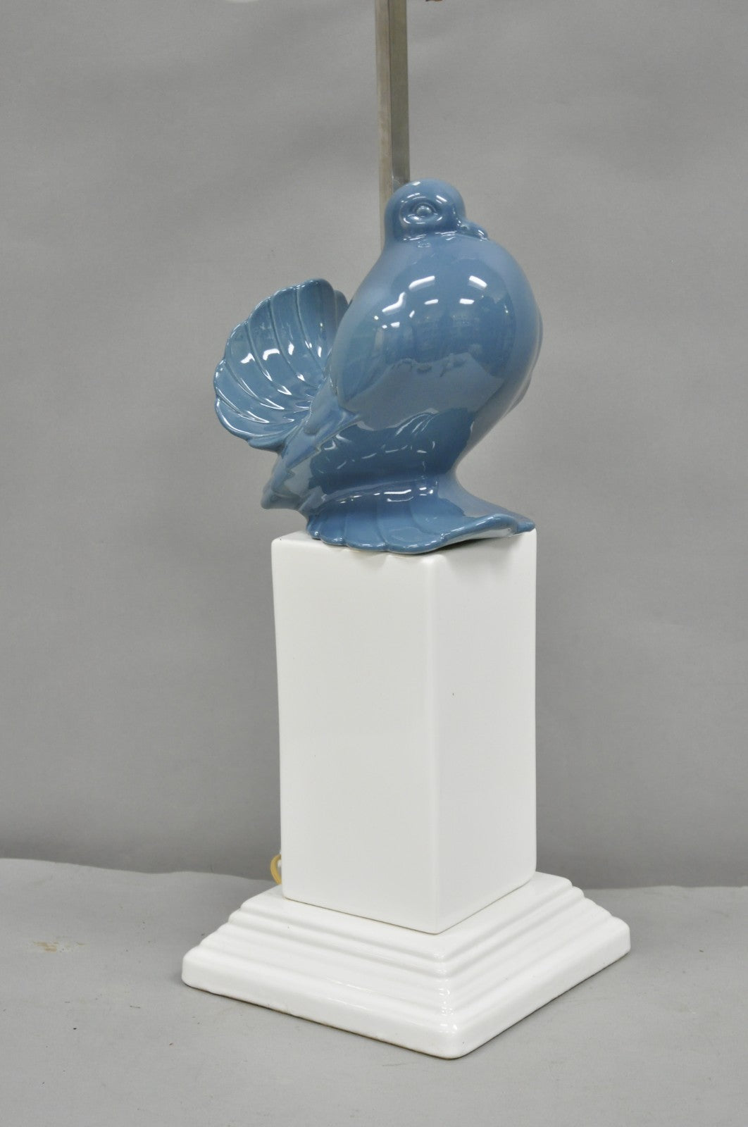 Vintage Chinoiserie Blue White Porcelain Hollywood Regency Dove Bird Table Lamp