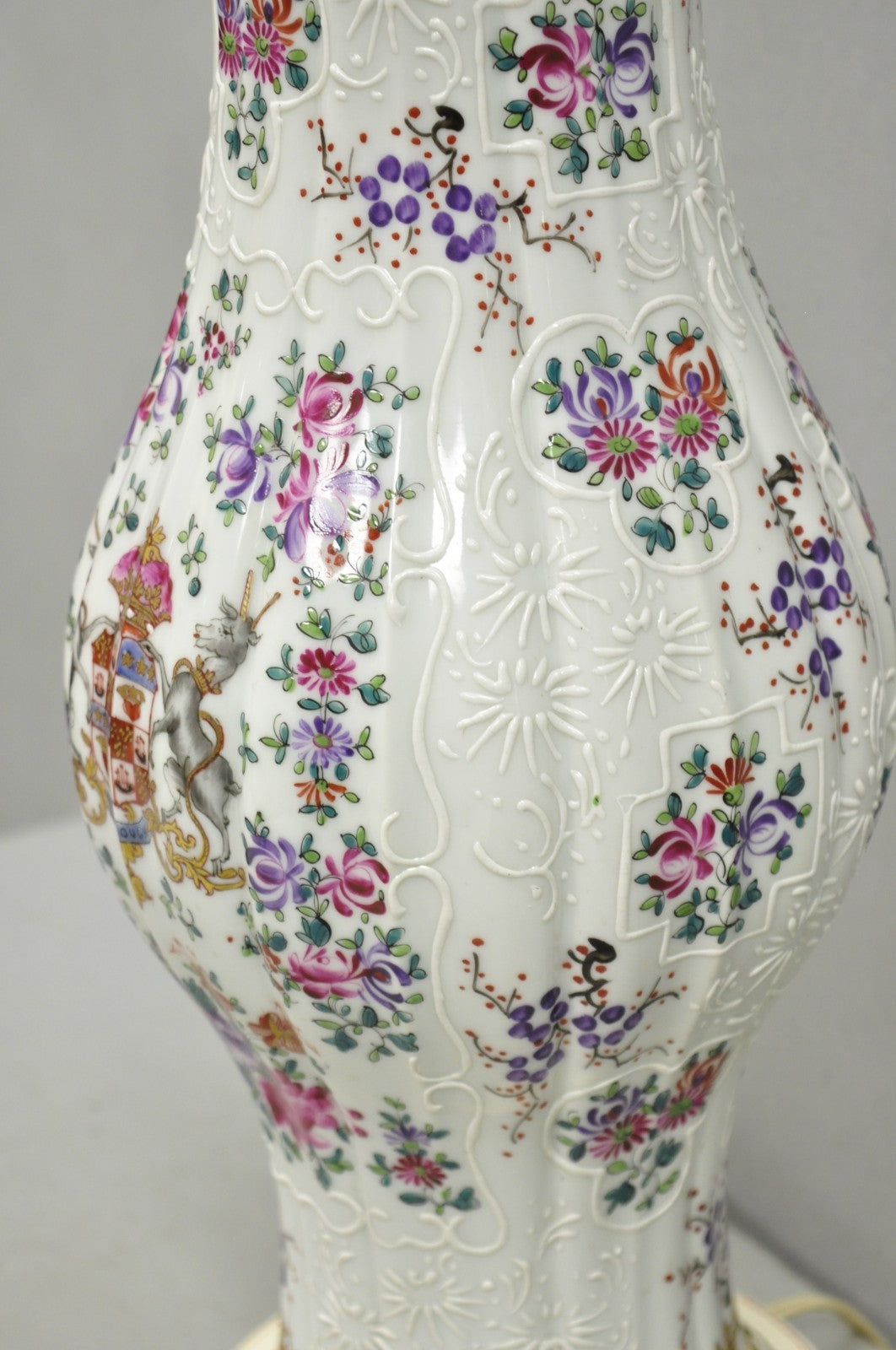 English Victorian Armorial Porcelain Hand Painted Chinese Export Table Lamp