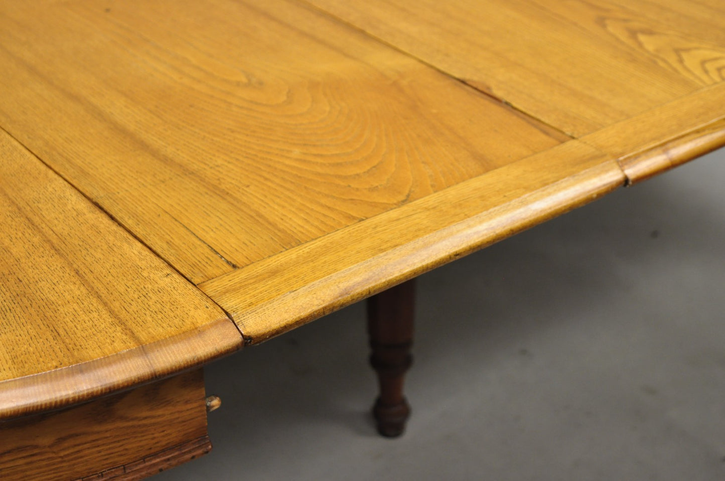Antique English Victorian Oak & Elm Wood Round Extension Dining Table w 3 Leaves