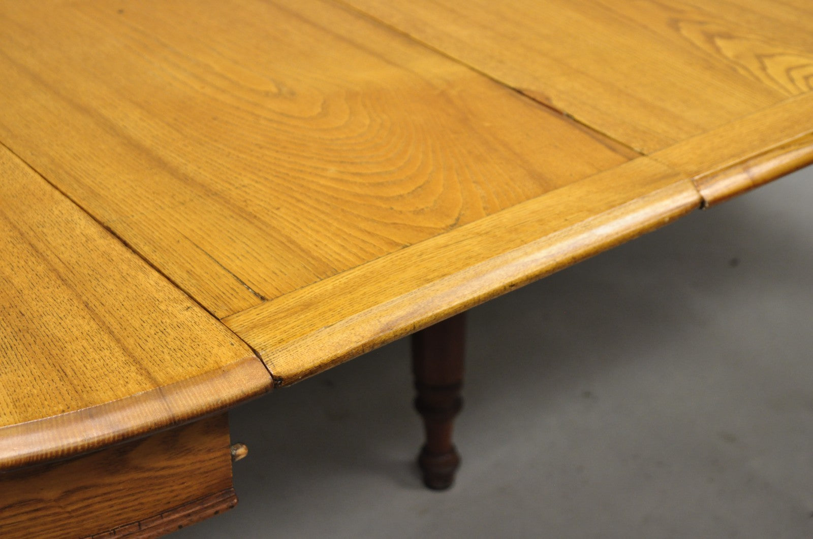 Antique English Victorian Oak & Elm Wood Round Extension Dining Table w 3 Leaves