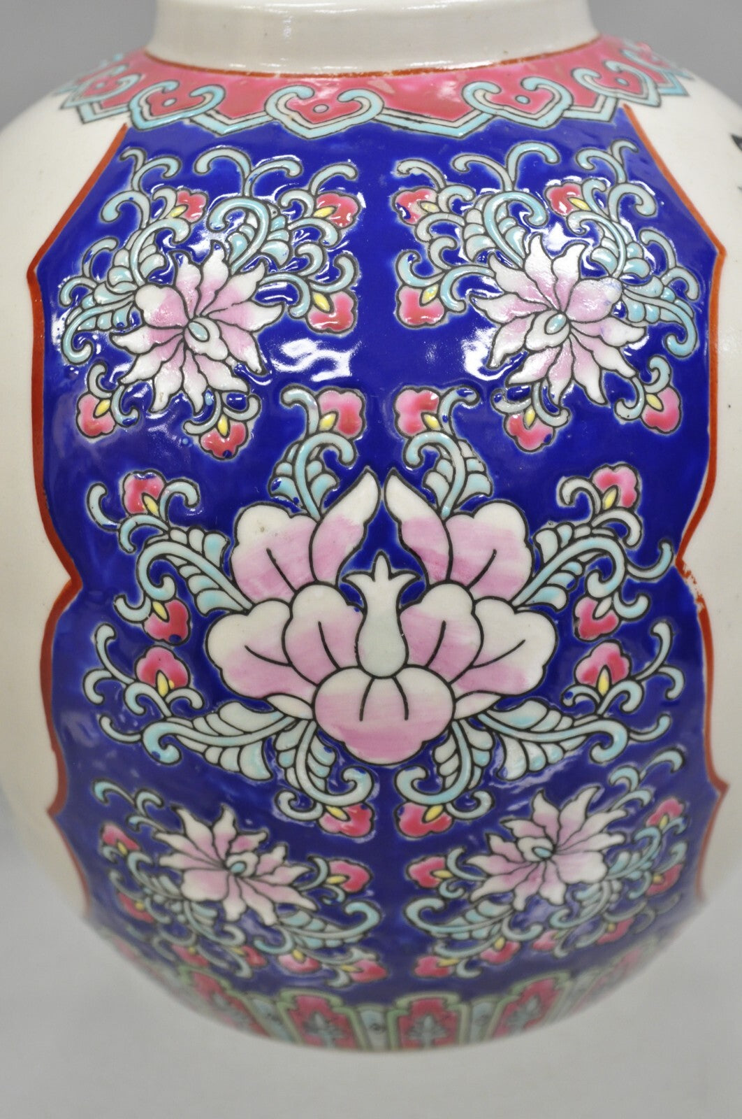 Vintage Chinese Ceramic Porcelain Oriental 9" Bulbous Jardiniere Vase w/ Figures