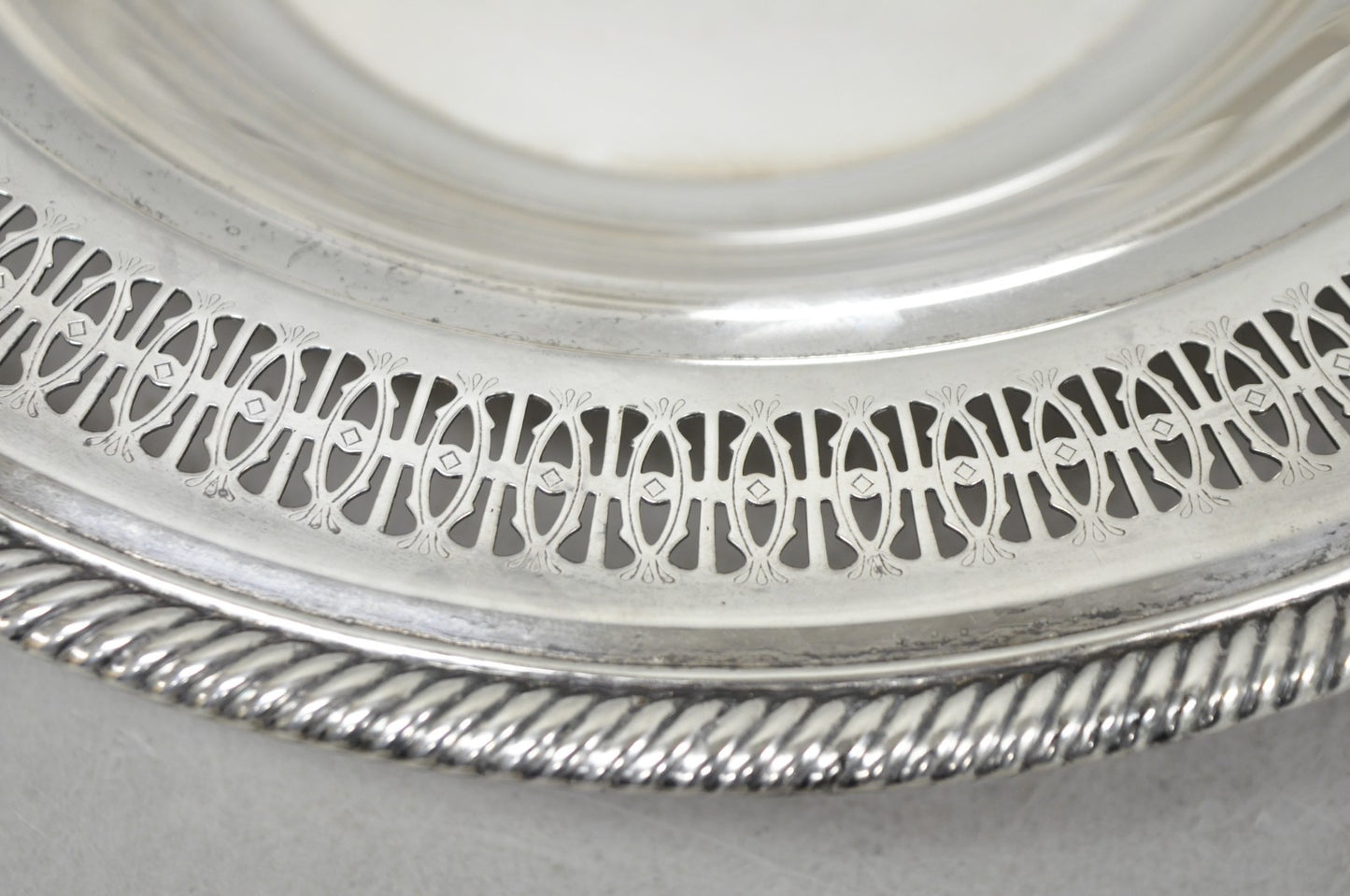 Vintage WM Rogers 835 Silver Plated Round Collection Plate Serving Dish - a Pair