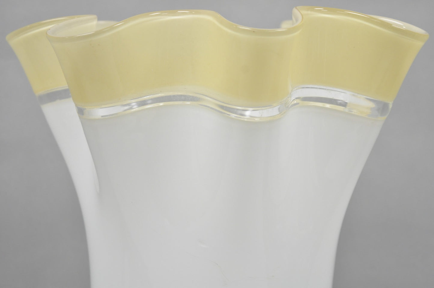 Vintage Italian Murano Mid Century Modern White Glass Handkerchief Table Lamp