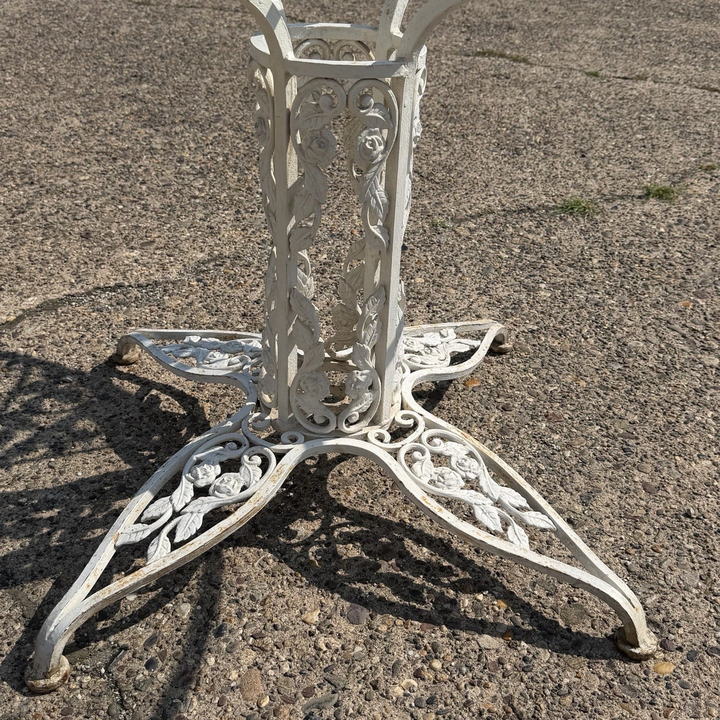 Vintage Russell Woodard Orleans Wrought Iron Pedestal Base Patio Dining Table