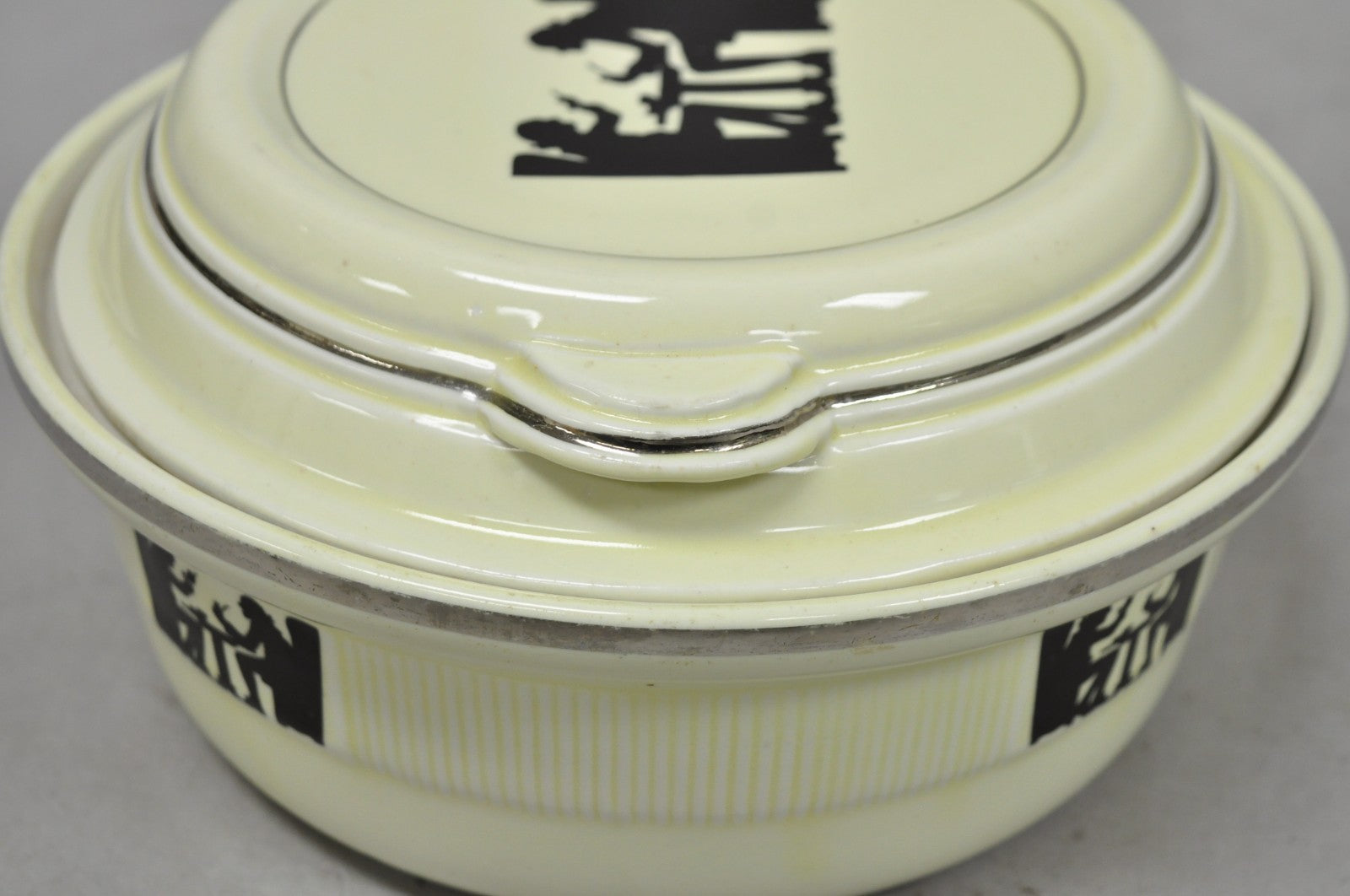 Vintage Hall's China Tavern Silhouette Medallion Traditional Casserole Dish Bowl