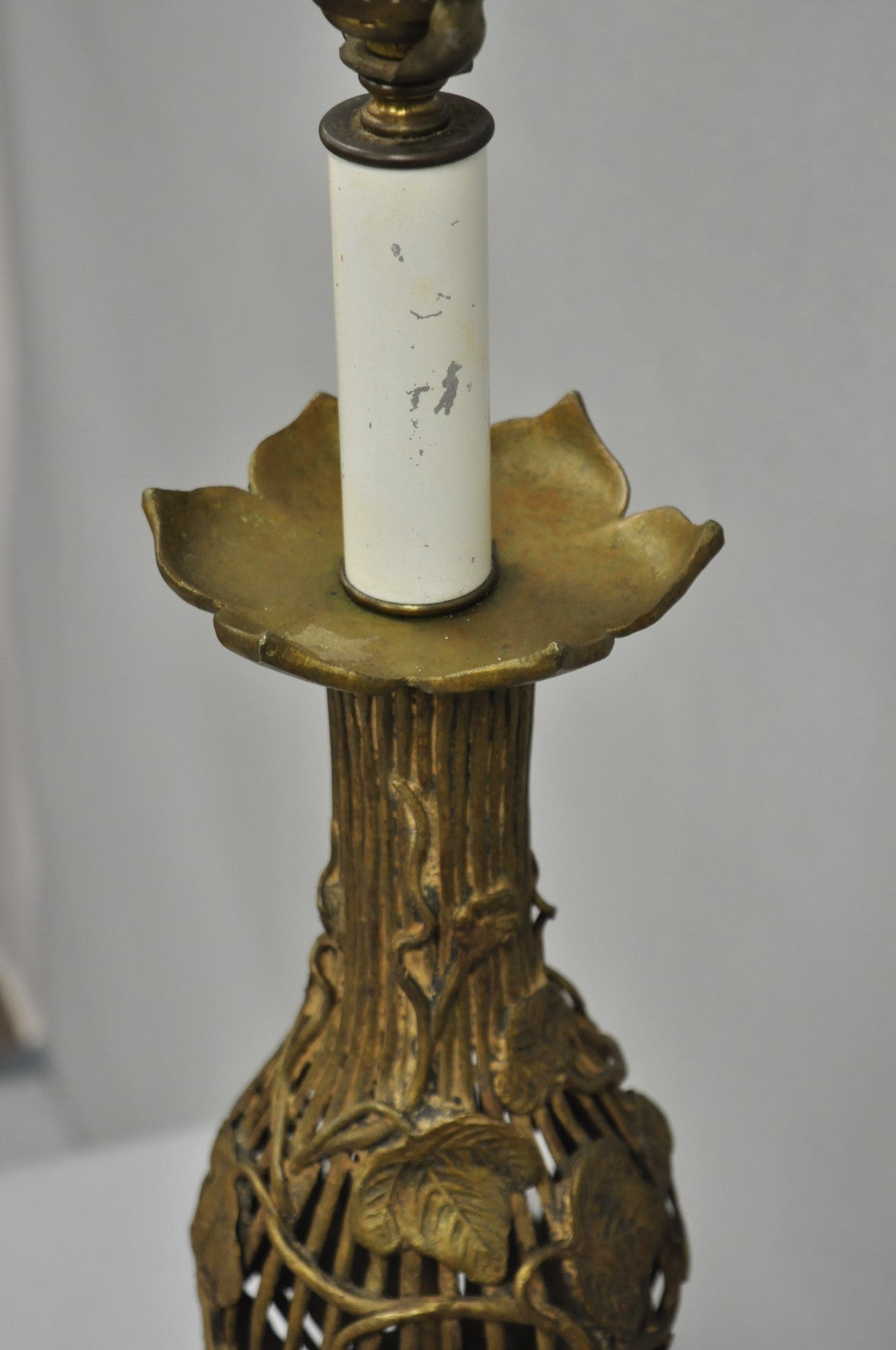 Vintage Italian Hollywood Regency Gold Gilt Metal Lotus & Vine Leaf Table Lamp