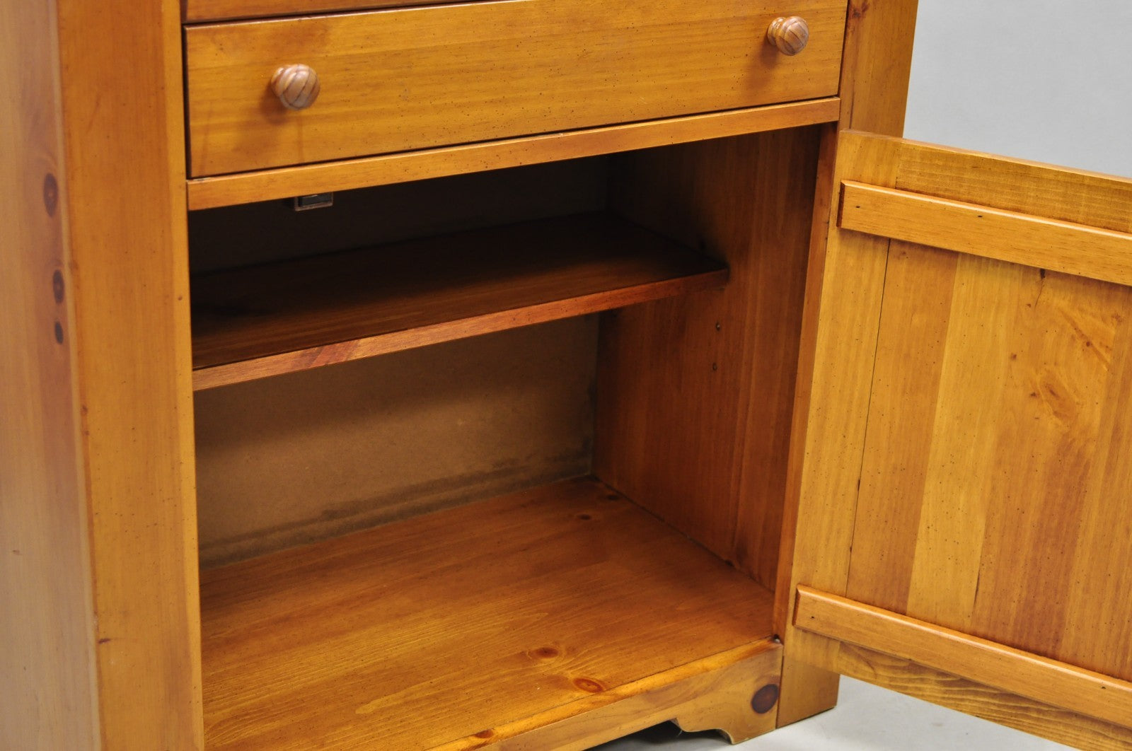 Vintage Broyhill USA Colonial Style Pine Wood Washstand Side Table Cabinet