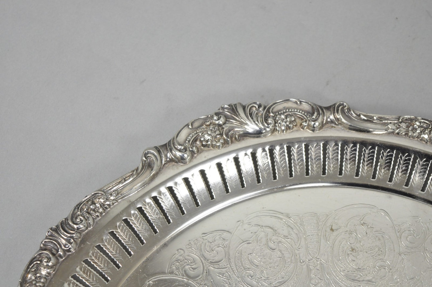 Vintage Baroque by Wallace Silver Plated Round Footed Serving Platter Bar Tray