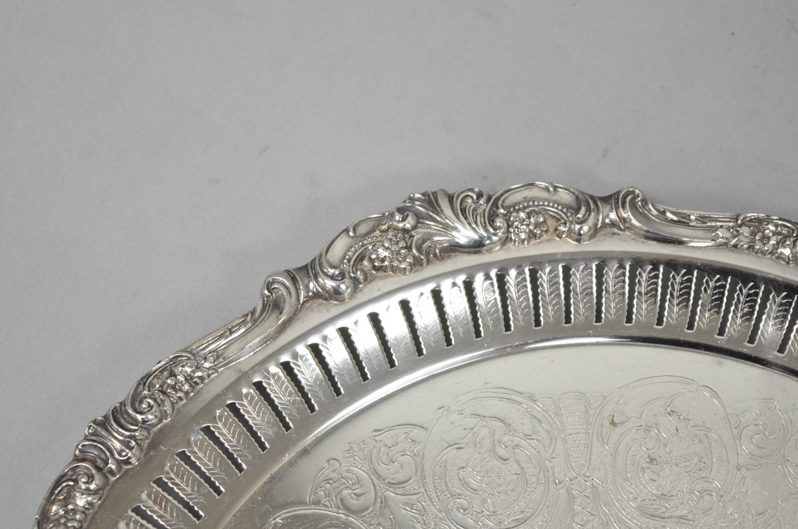 Vintage Baroque by Wallace Silver Plated Round Footed Serving Platter Bar Tray