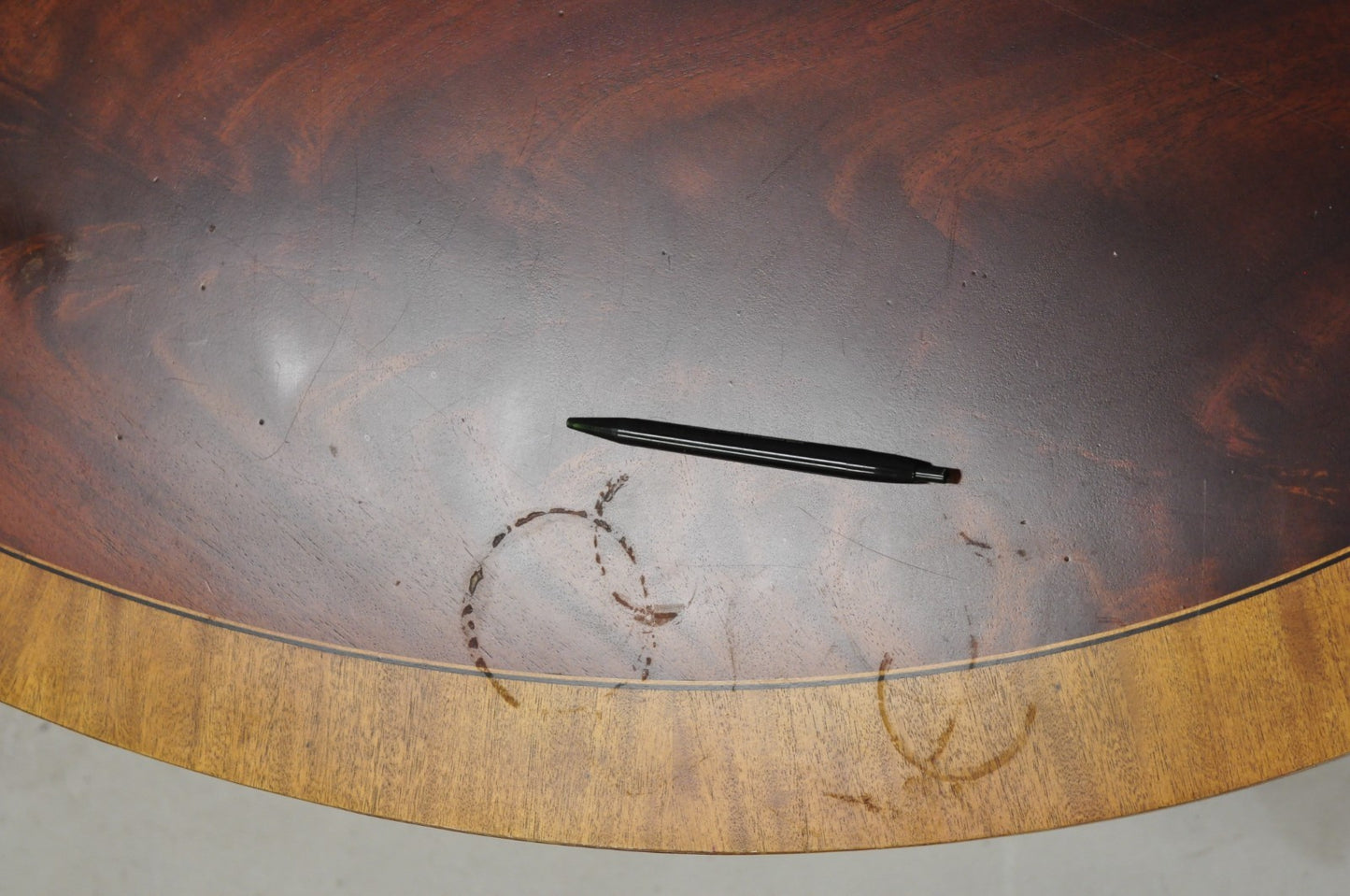 Ethan Allen Newport Collection Banded Mahogany Oval Duncan Phyfe Coffee Table