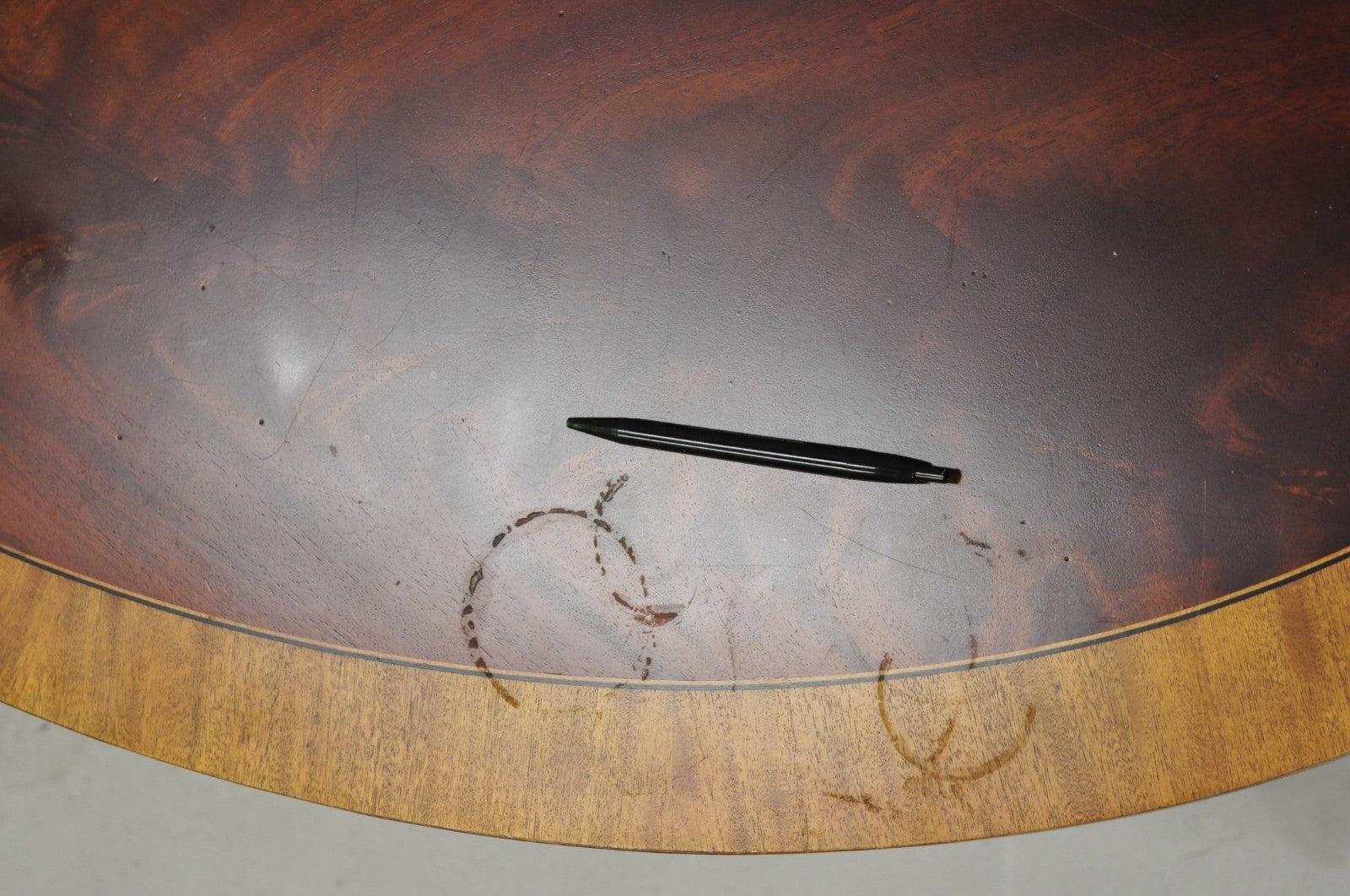 Ethan Allen Newport Collection Banded Mahogany Oval Duncan Phyfe Coffee Table