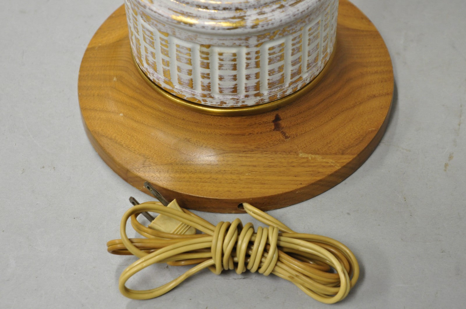 Vintage Italian Hollywood Regency White Porcelain Ceramic Pinneaple Table Lamp