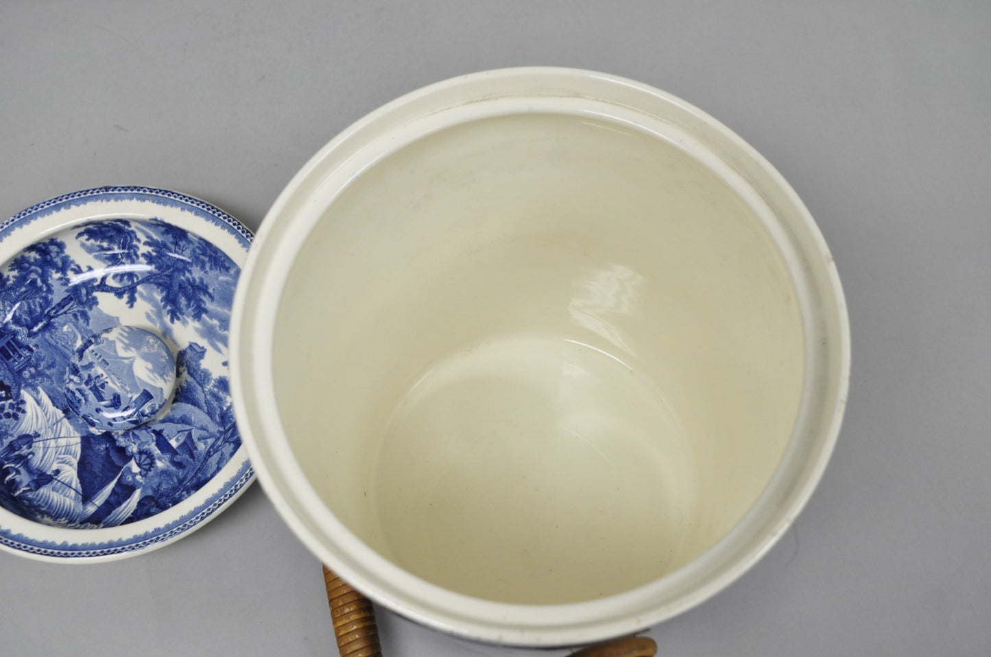 Wedgwood Landscape Etruria Pattern Blue White Porcelain Covered Slop Pot Commode