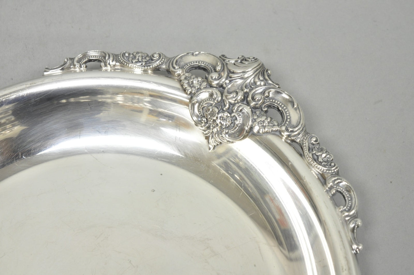 Vintage Wallace Baroque Silver Plated Round Twin Handle Serving Platter Bar Tray