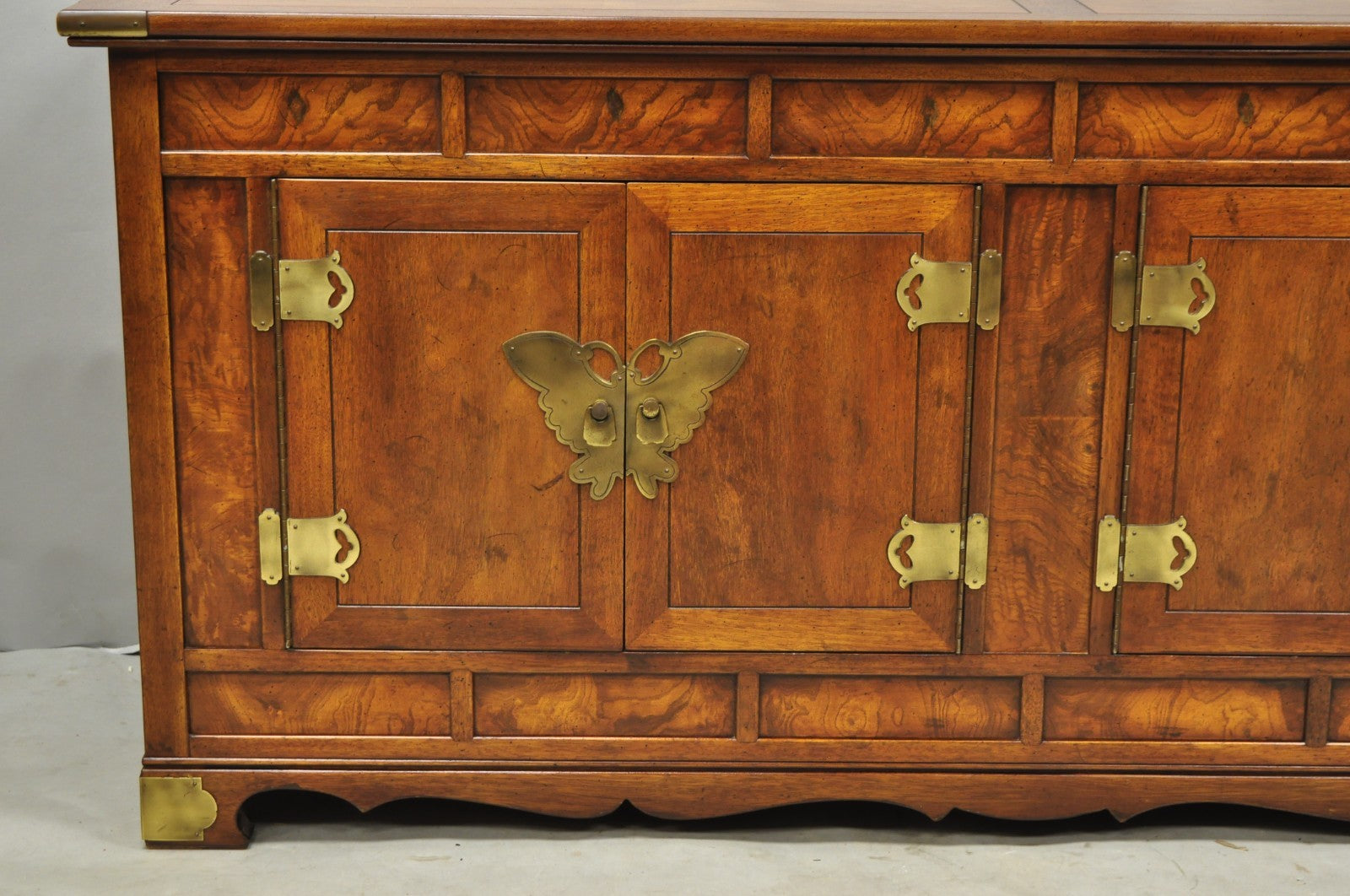Vintage Henredon Chinoiserie Brass Butterfly Burl Wood Credenza Cabinet Buffet