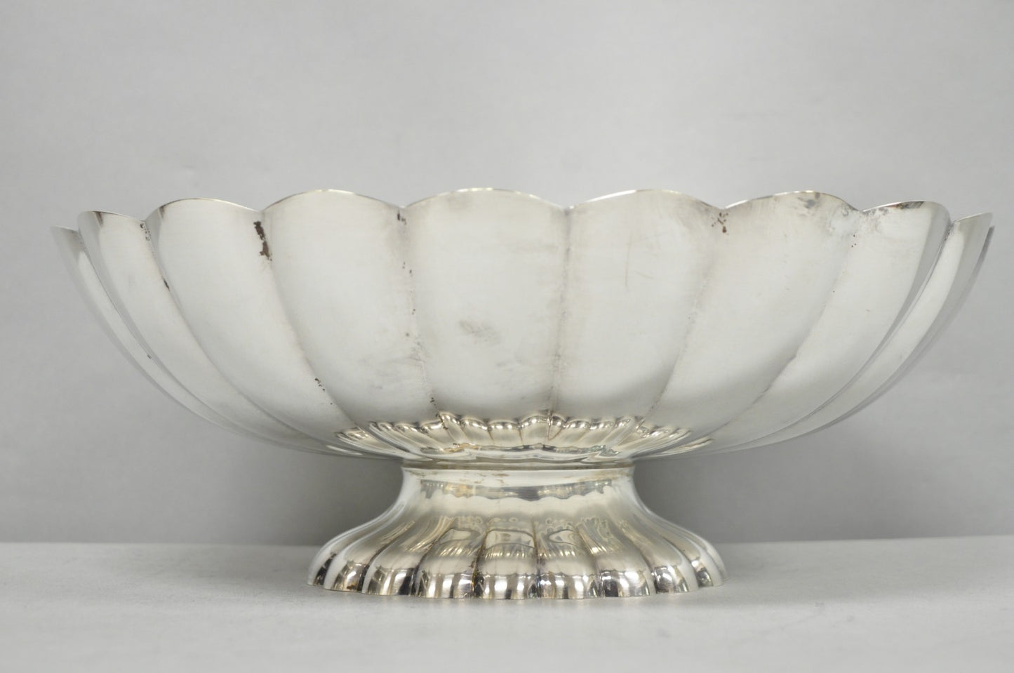 Vintage Reed & Barton Modern Silver Plated Oval Scalloped Pedestal Fruit Bowl