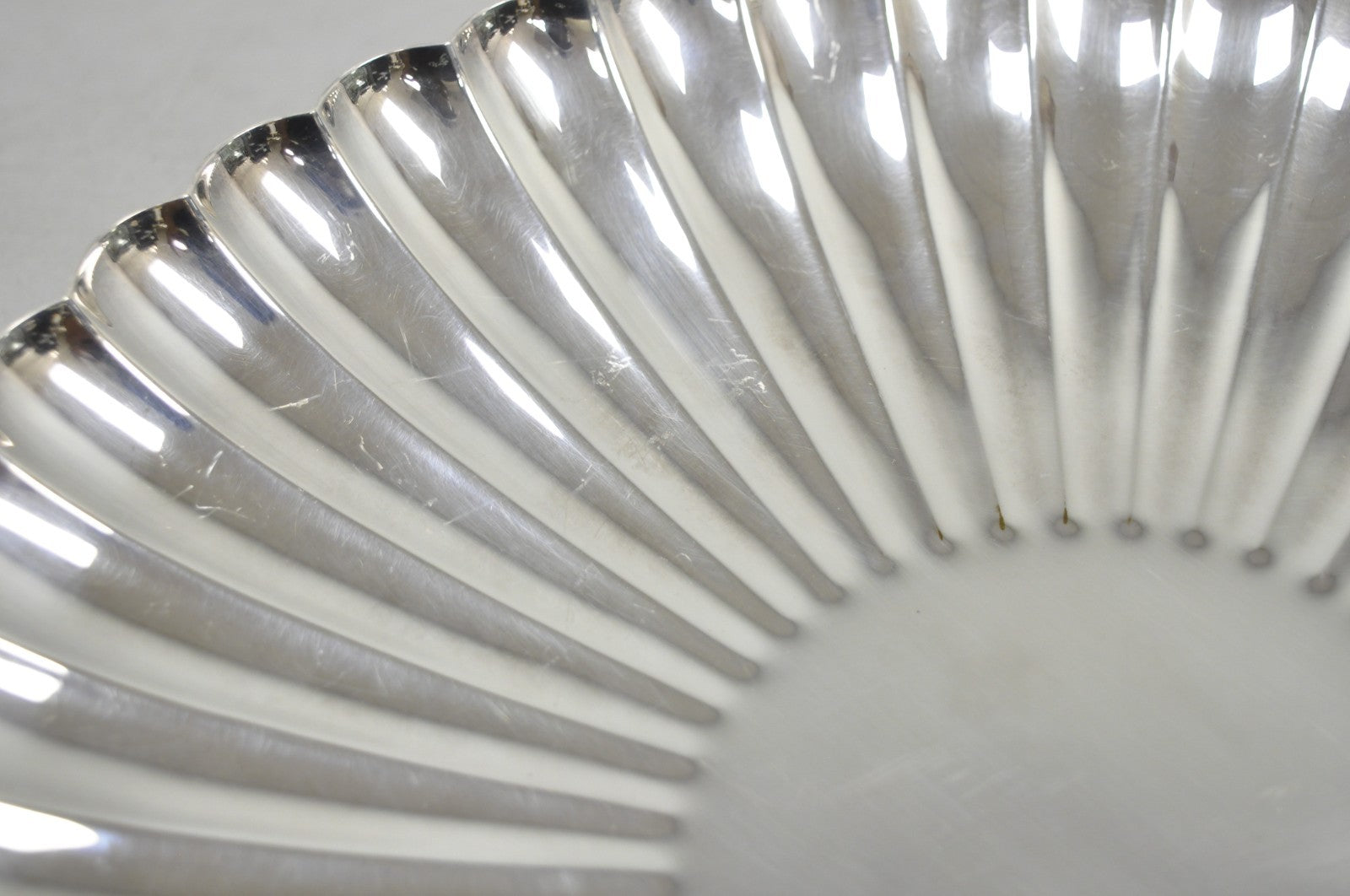 Reed & Barton 1853 Modern Silver Plated Scalloped 14" Round Dish Serving Platter