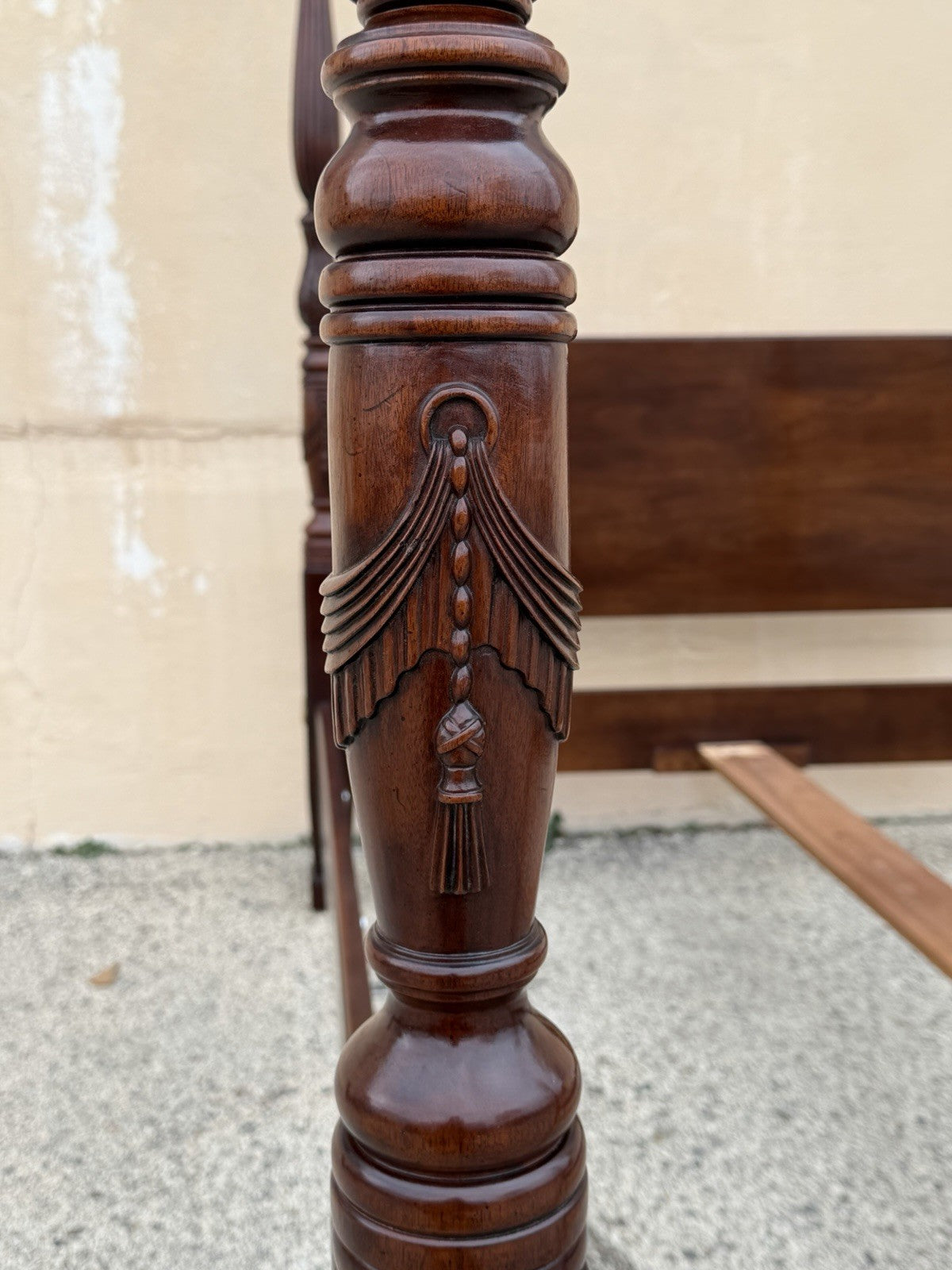 Henredon Georgian Chippendale Mahogany Queen Size Tall Carved Finial Poster Bed