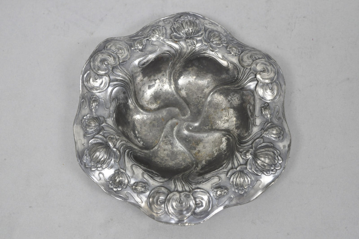 Antique Homan Silver Plated Art Nouveau Round Scalloped Floral Repousse Nut Dish