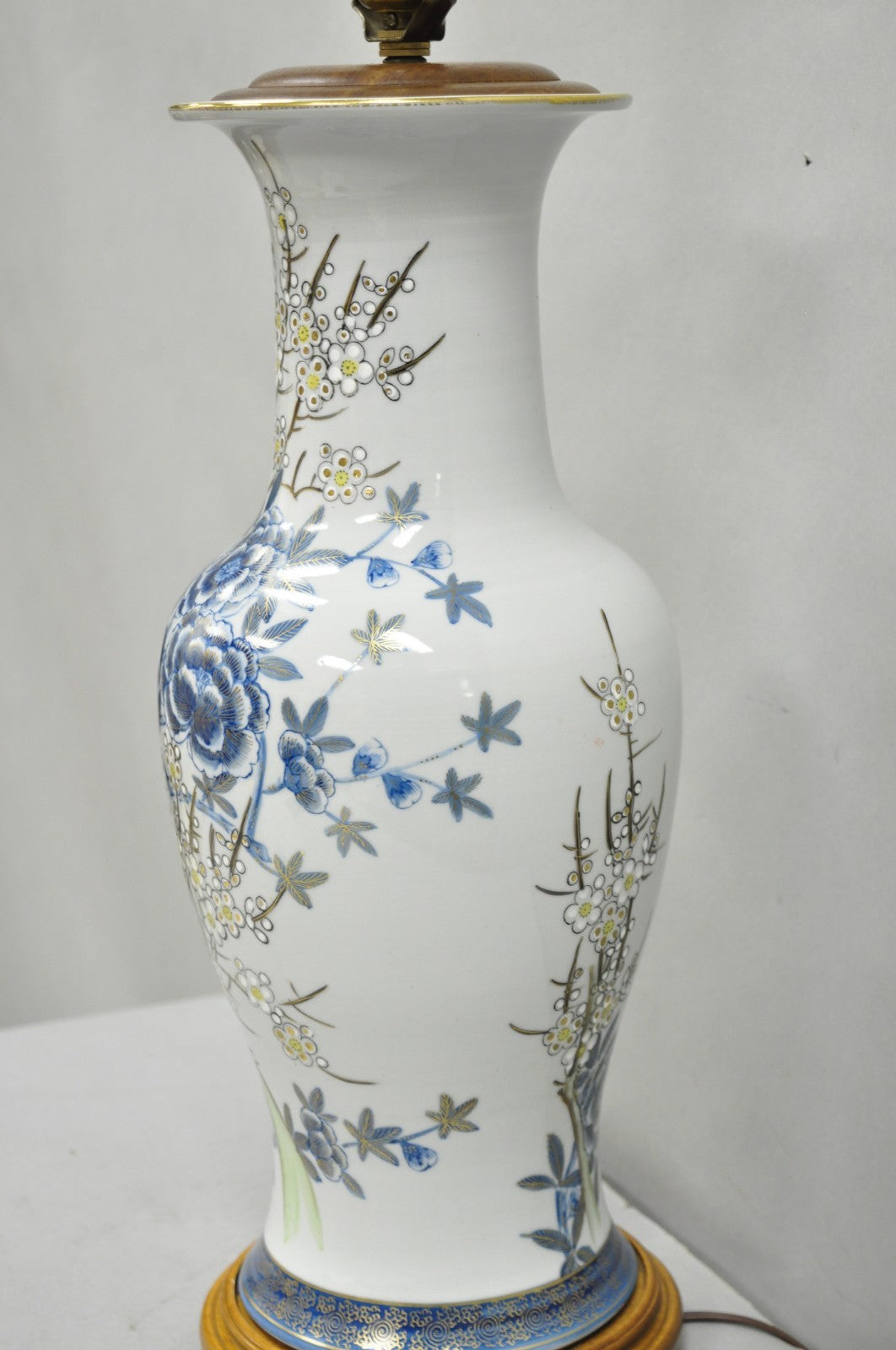 Vintage Chinoiserie Chinese Blue Flower Porcelain Jardiniere Vase Table Lamp