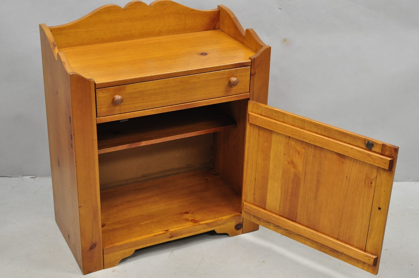 Vintage Broyhill USA Colonial Style Pine Wood Washstand Side Table Cabinet