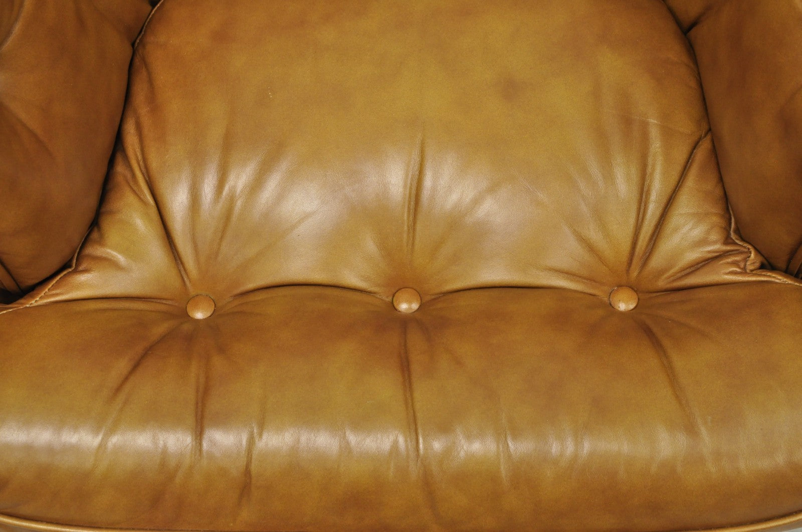 Vintage Classic Leather Chesterfield Brown Tufted Leather Barrel Club Chair Pair
