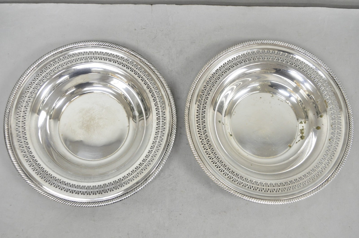 Vintage WM Rogers 835 Silver Plated Round Collection Plate Serving Dish - a Pair